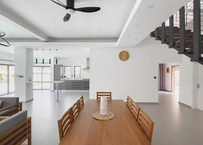 Spacious 4 Bedrooms Villa With Infinity Pool