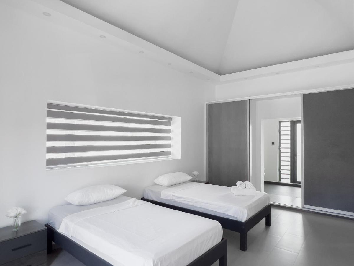 Spacious 4 Bedrooms With Infinity Pool * Grand Baie