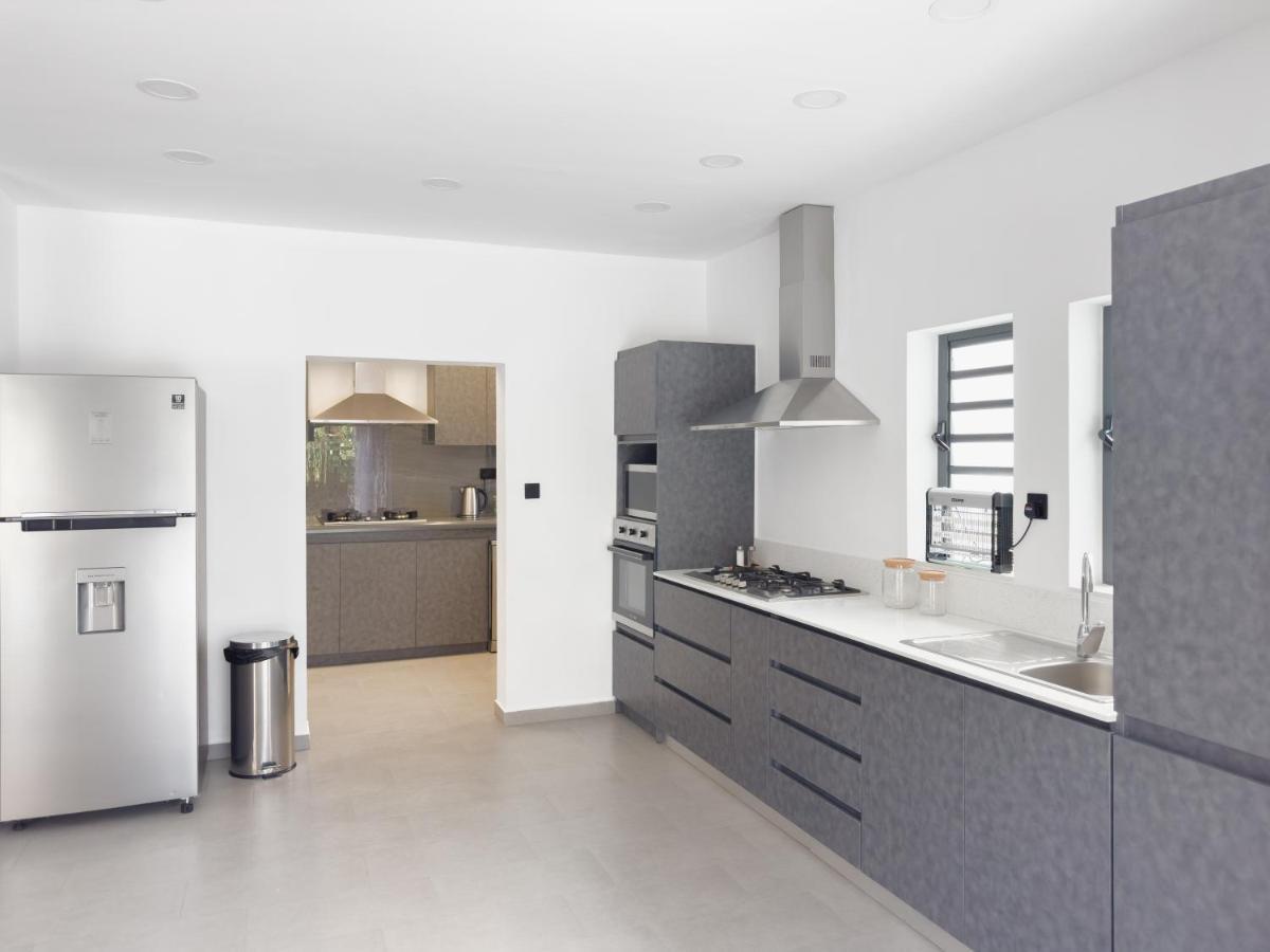 Spacious 4 Bedrooms With Infinity Pool * Grand Baie